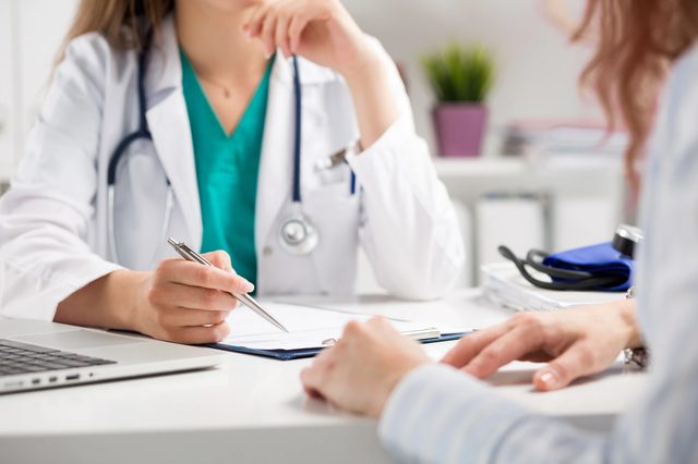 Ärztin und Patientin am Schreibtisch